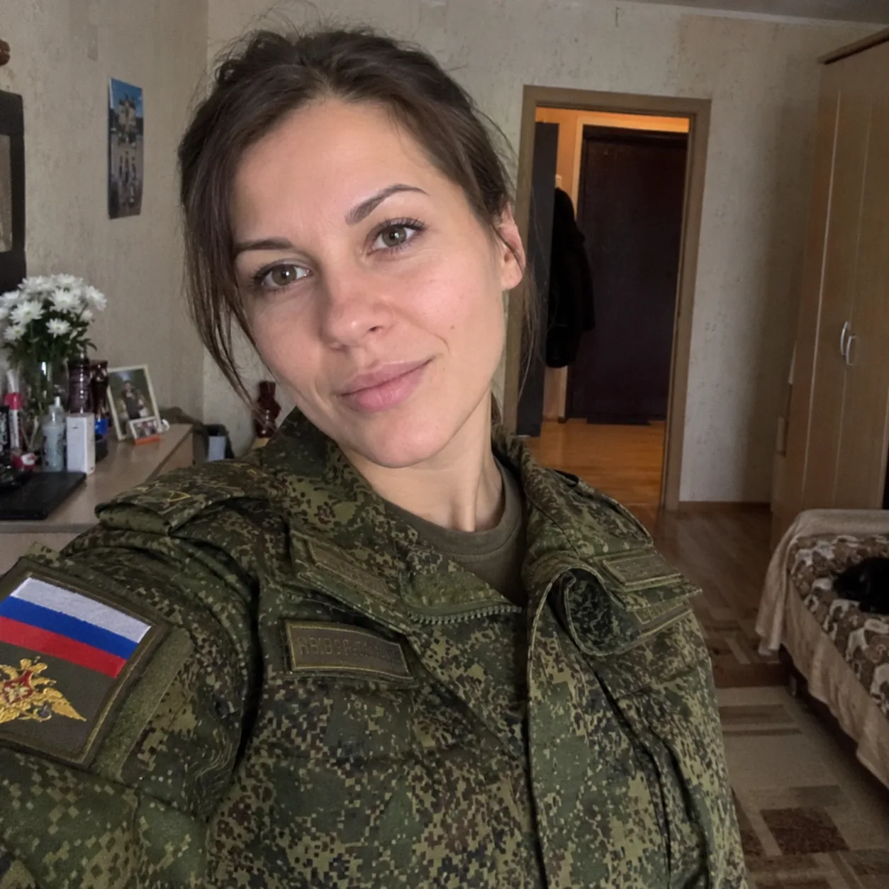 Домашние фотографии военнослужащей — исходники